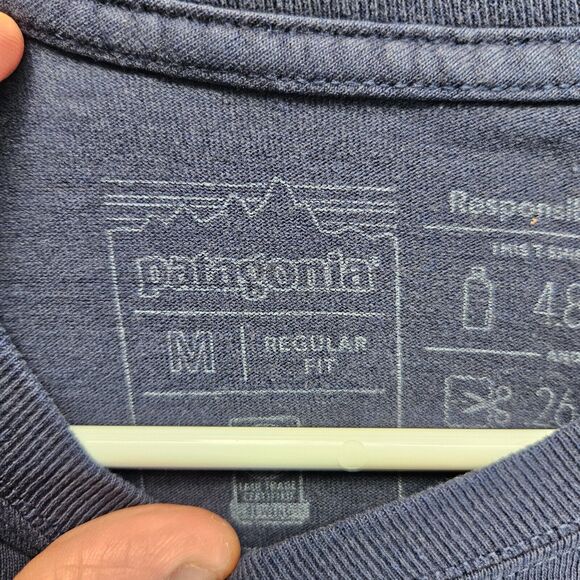 Patagonia T-Shirt Mens Size Medium Navy Blue Responsibili-tee Short Sleeve - Picture 3 of 8